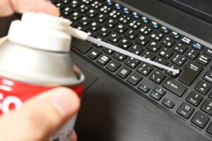 エアダスターでホコリ取り