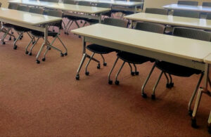 会場にある多量の椅子・机